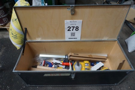 Komplet værktøjskasse med indhold af diverse håndværktøj 