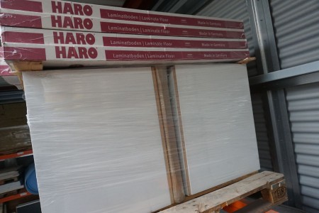 Contents on 2 pallets of various laminate floors, 2 pcs. modules for bathroom / kitchen, tarpaulin + election posters etc.