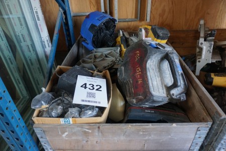 Large batch of power tools, saws, vacuum cleaner, etc.