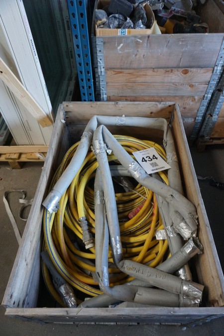 2 pallets with heating hoses for crew car