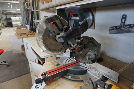 Cutting / miter saw, Brand: Bosch. Incl. Festo vacuum cleaner.