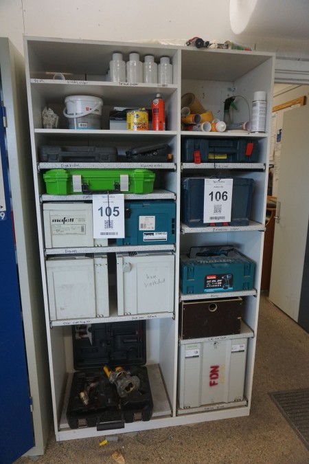 Bücherregal mit verschiedenen leeren Werkzeugkoffern + 2 Stk. Luftnagelpistolen