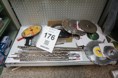 ca. 14 pcs. drill + various cutting discs for circular saw and angle grinder.