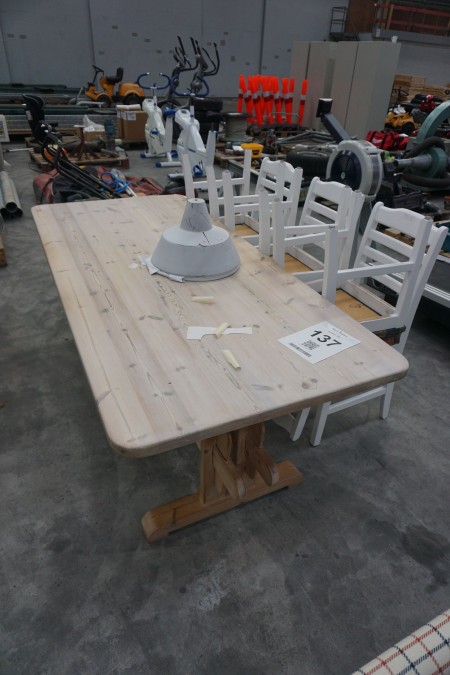 Spisebord med 6 spisestole