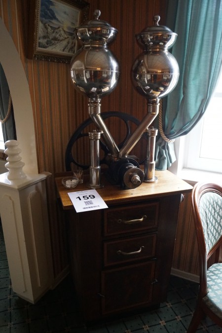 Antique coffee grinder + 7 candlesticks