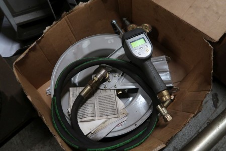 Pump, hose reel and dosing handle for oil