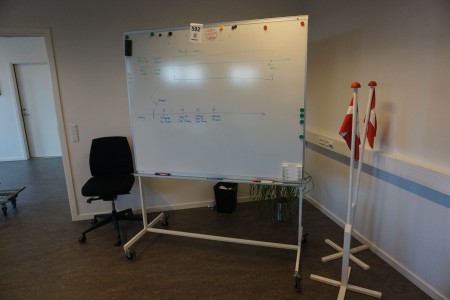 Whiteboard auf Rädern + Bürostuhl + 2 Flaggen