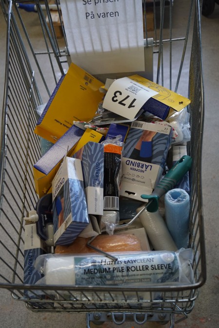 Shopping basket with various painting accessories + batch of thigh bandages