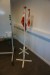 Whiteboard på hjul + kontorstol + 2 stk flag 