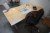El-hævesænke bord med kontorstol + reoler 