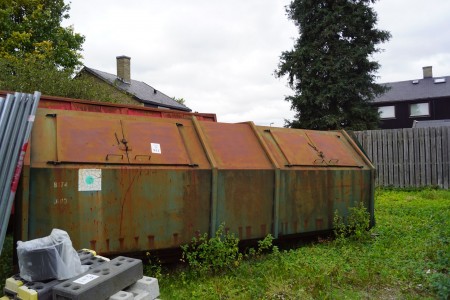 Waste container with wire hoist