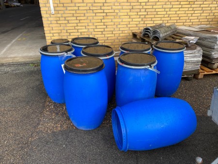 12 plastic barrels with lids