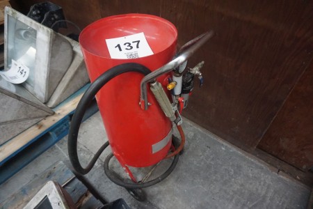 Sandblasting equipment for compressed air and dry sand