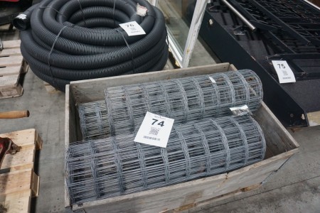 4 rolls of wire fence