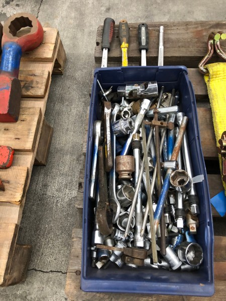 Socket wrenches + hand tools