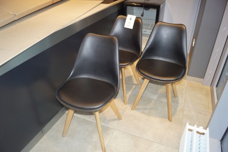3 Stück. Stühle mit Holzbeinen