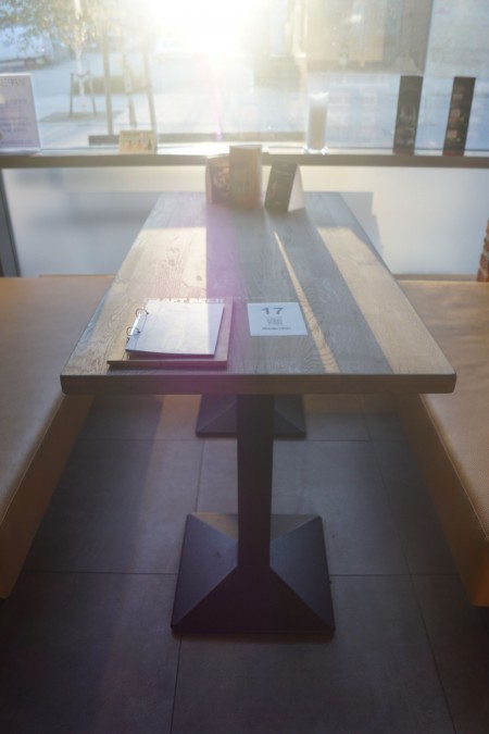Tisch mit Holzplatte