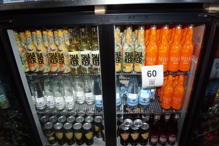 Inhalt verschiedener Biere, Mokai, Shaker, Wasser usw. im Kühlschrank
