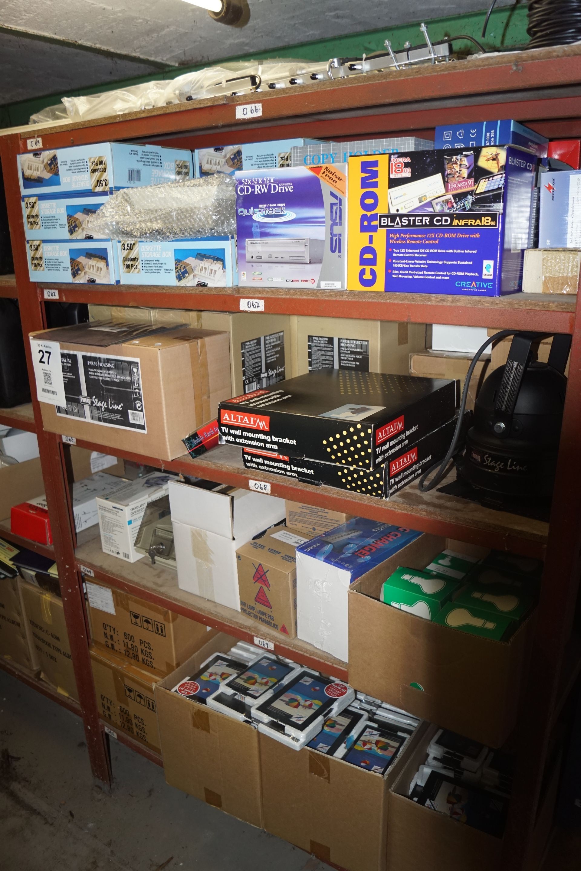 Indhold i 1 fag reol af diverse kassettebånd kasser, pærer, strømkabler, cd-rom box, reservedele mv. - KJ Auktion -