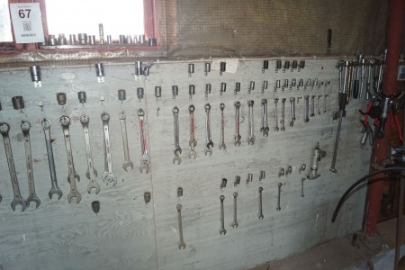 Indhold på vægreol af diverse håndværktøjer