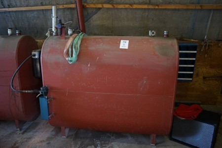 Oil tank with pump system