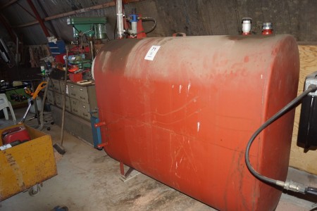 Oil tank with pump system