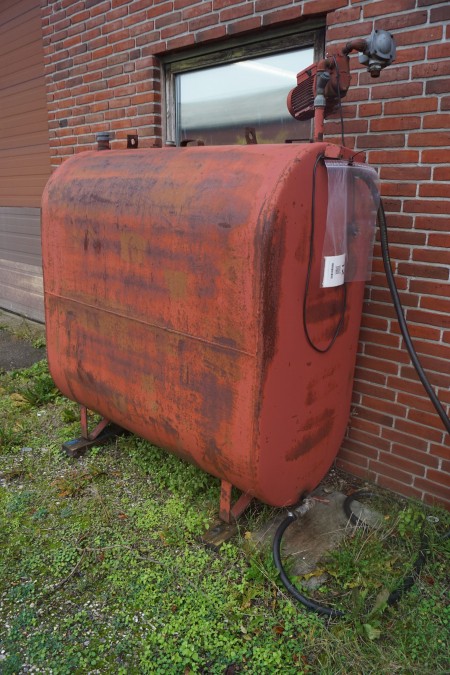 Oil tank with engine.
