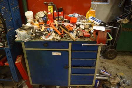 Værkstedsrullebord inkl. diverse håndværktøj og skruestik. 