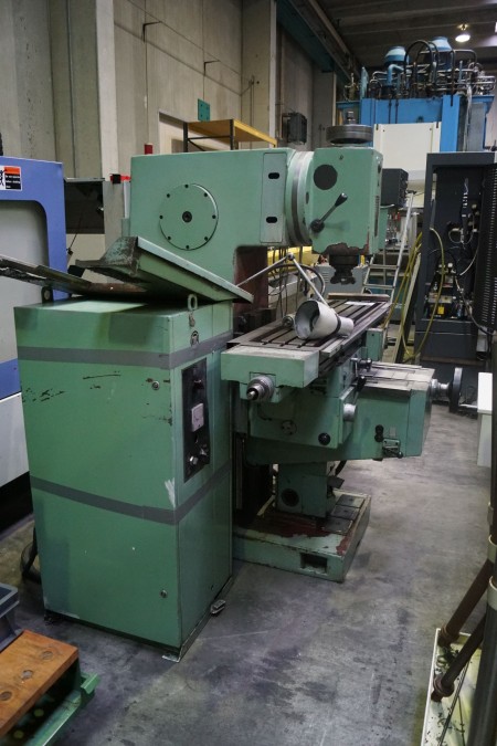 Milling machine, TOS Dimensions: 2000 x 1800 x 2000 mm weight 2450 kg.
