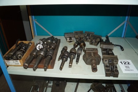 Verschiedene Werkzeughalter mit Werkzeuginhalt. inklusive 2 Stk. Maschinenschraubstock