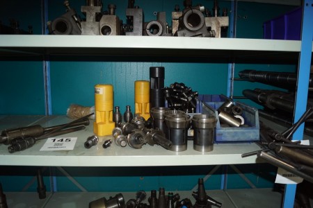 Diverse værktøjsholdere med indhold af værktøj, tilbehør mv. 