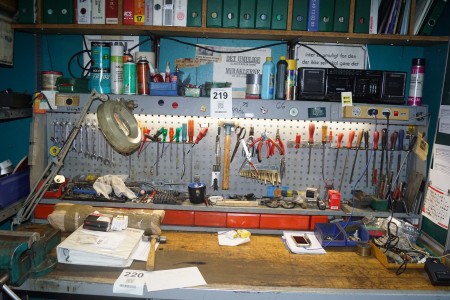 Holzbank mit Schublade inklusive Werkstattbrett aus verschiedenen Handwerkzeugen