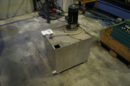 Cooling water tank with motor
