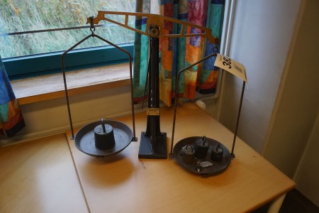 Old-fashioned scale with 4 weights