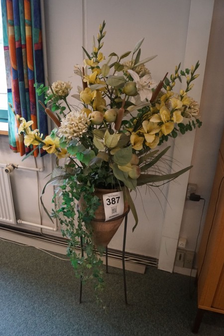 Vase i stativ med plastik blomst 