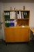 1 Stück. Schreibtisch + 5 Stk. Schränke und Bücherregal mit verschiedenen technischen Informationen in Schränken