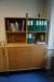 Schreibtisch + 3 Stk. Jalousie Schrank, 2 Regale, Musiksystem und Bürostuhl.