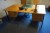 Schreibtisch + 3 Stk. Jalousie Schrank, 2 Regale, Musiksystem und Bürostuhl.