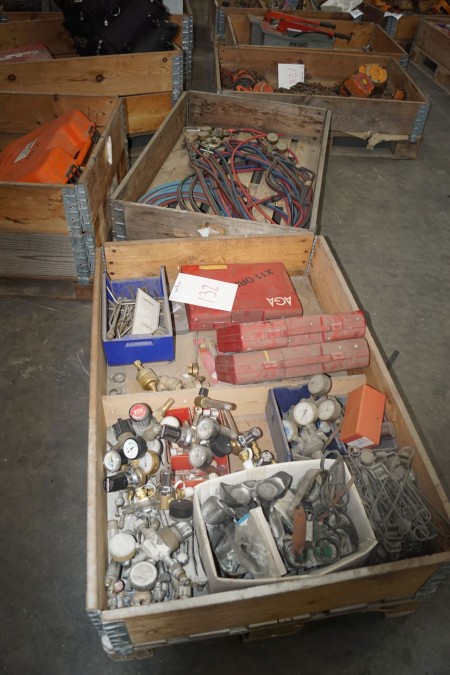 Large batch of oxygen and gas equipment + various manometers
