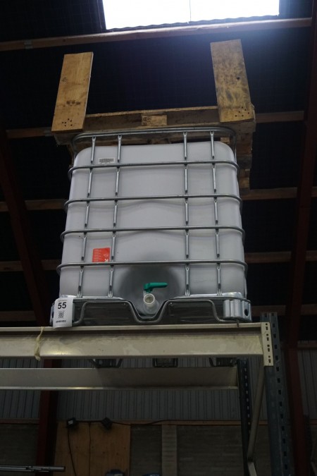 1000 L pallet tank with tap
