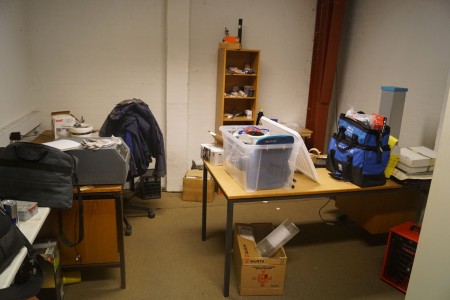 2 Stk. Schreibtisch + Bücherregal + Werkstattschrank + 2 Stk. Stahlregale