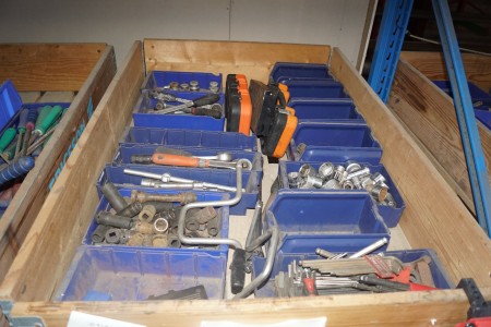 Pallet with various socket wrench sets + various tops