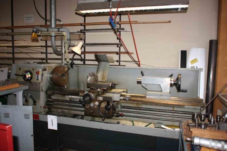Lathe, Colchester, Mascot 1600. Center height approx. 240 mm. Turning Length approx. 1600 mm. Accessories including steel cabinet with self centering steady rest, jack chuck. 
