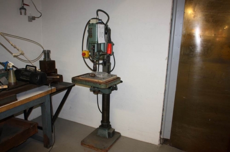 Pillar Drill, fitted with emergency stop. Max. 2900 RPM. Clamping surface: 42x33cm