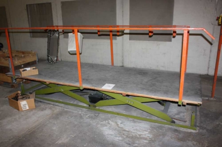 Electro-hydraulic lifting table, 330 x 100 cm. Combined Lot 190 to 207 incl. may be sold by privat treaty not later than 12. November 2012