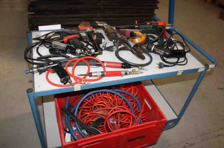 Air Tools: screwdrivers and drills + 2 glue guns, 3M type Polygun 2 + power tools: Screwdrivers + air hoses in box + spring suspension tool balancers, Desoutter, 1-2 kg + trolley