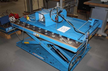 El-hydraulisk løftebord, Translyft, 1000 kg, monteret med kuglebord, 150x100cm