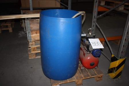 Pump with submersible pump and plastic barrel