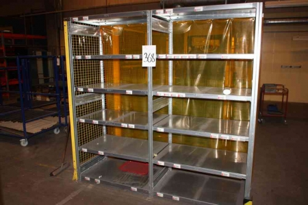 2 fag stålreol  (fag: bredde ca. 100 cm x højde ca. 190 cm x dybde ca. 60 cm) + svejseplan på justerbar rullebord, ca. 120x70x1cm, + stol + 2 svejseudsugnignsarme + 3 transportvogne + stålreol + trappestige
