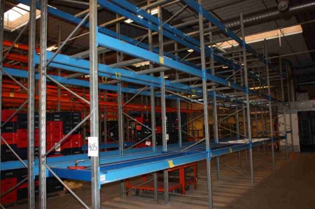 4 sections pallet racking, 24 beams, width: 3 meters, of which 6 including intermediat beams + 1 sections pallet racking. 6 beams, length 2 meters. Max. weight / pallet: 800 kg. Truck protection. Height approx. 6 meters